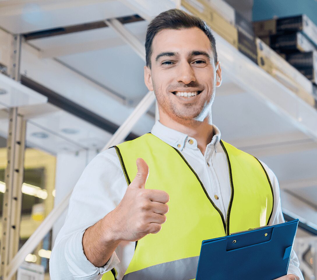 Foto di giovane professionista sorridente in un magazzino - Satech Quality