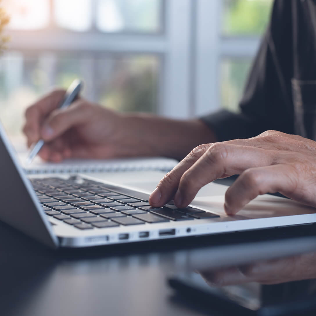 Dettaglio fotografico di lavoratore concentrato mentre lavora al computer - Professionalità Satech