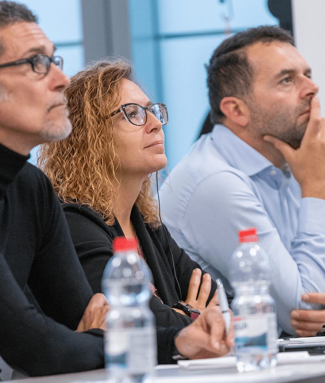 Scatto fotografico di membri del Team Satech intenti ad ascoltare una delle presentazioni tenute durante la Sales Conference 2024