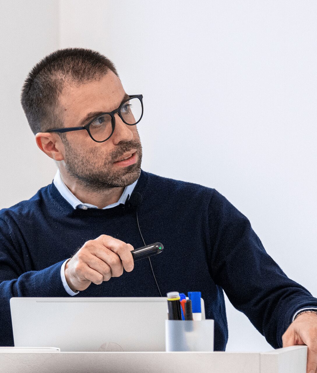 Primo piano dell'ing. Fabio Colombo, Product Manager di Satech, intento ad esporre la sua presentazione nel corso della Sales Conference 2024 di Satech